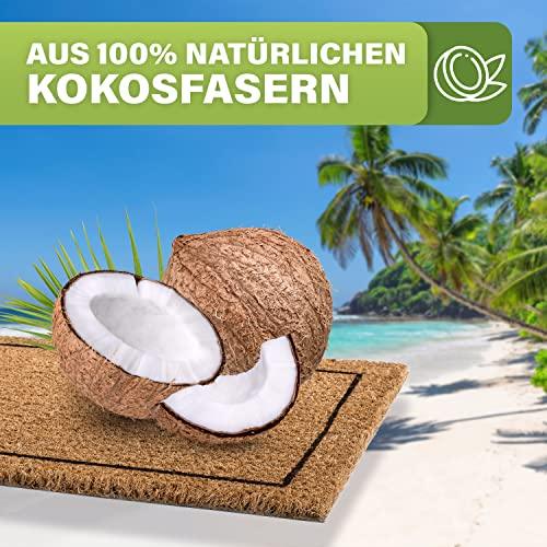 Die umweltfreundliche Fußmatte mit schwarzem Rahmen besteht natürlichen Kokosfasern und wird im tropischen Setting gezeigt.