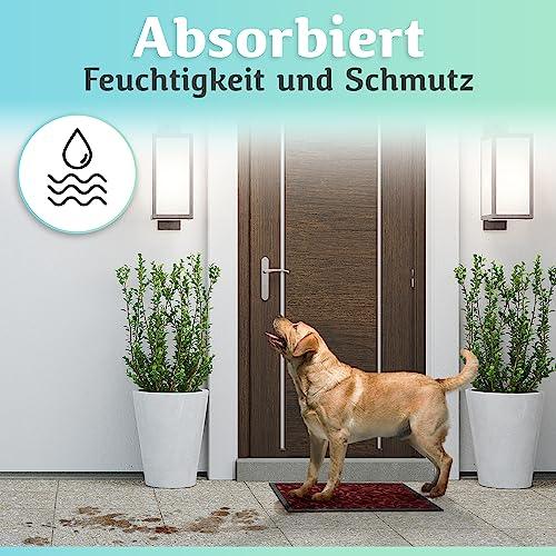 Die rote Fußmatte absorbiert Feuchtigkeit und Schmutz und hält den Eingangsbereich auch bei nassen Pfoten zuverlässig sauber.