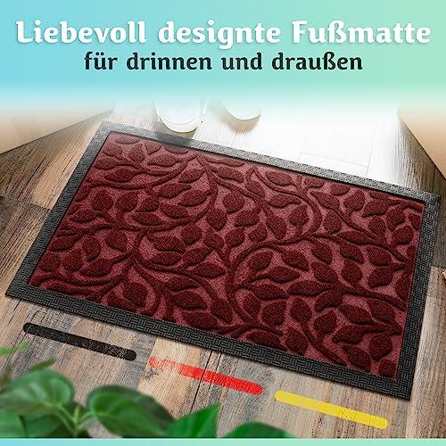 Die liebevoll designte rote Fußmatte eignet sich für drinnen und draußen und sorgt im Eingangsbereich für einen stilvollen Gesamteindruck.