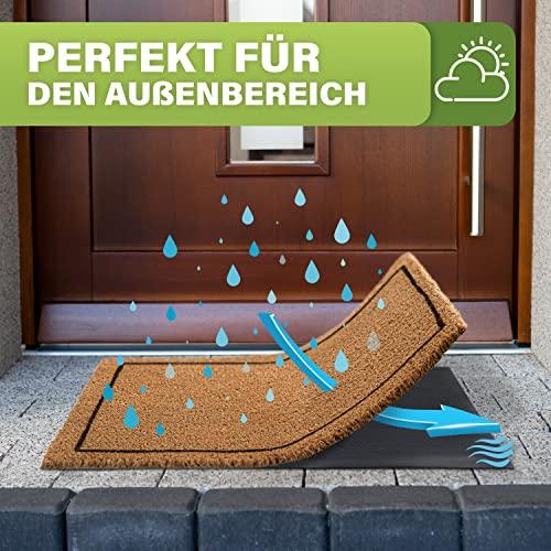Wetterfeste Kokos-Fußmatte vor der Haustür. Das Bild zeigt die Wasser die Eignung für den Außenbereich.