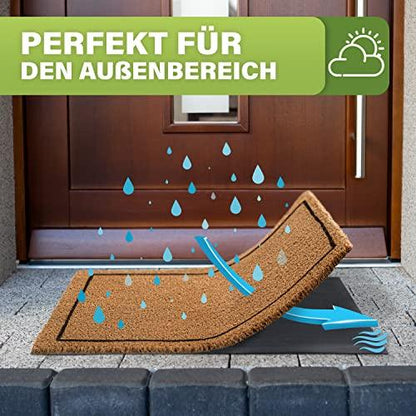 Wetterfeste Kokos-Fußmatte vor der Haustür. Das Bild zeigt die Wasser die Eignung für den Außenbereich.