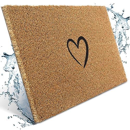 Die robuste Kokos-Fußmatte mit schwarzem Herz-Motiv ist schmutzabweisend und widersteht Wasser und Nässe.