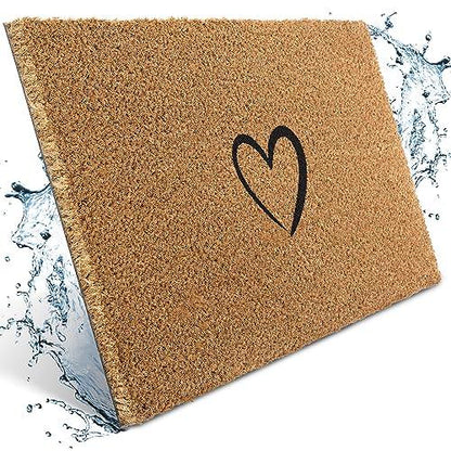 Die robuste Kokos-Fußmatte mit schwarzem Herz-Motiv ist schmutzabweisend und widersteht Wasser und Nässe.