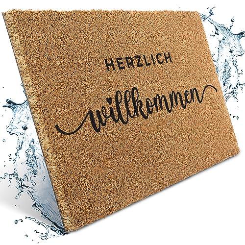 Die robuste Kokos-Fußmatte mit dem Spruch "Herzlich willkommen" ist schmutzabweisend und widersteht Wasser und Nässe.