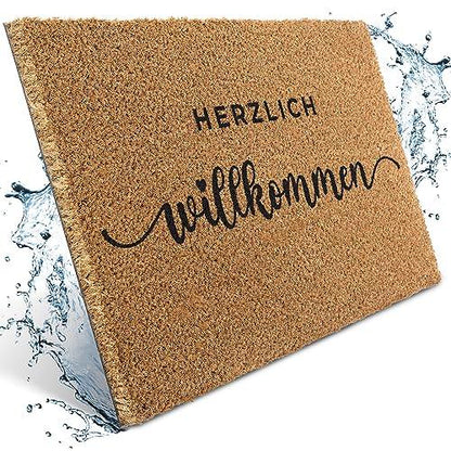 Die robuste Kokos-Fußmatte mit dem Spruch "Herzlich willkommen" ist schmutzabweisend und widersteht Wasser und Nässe.