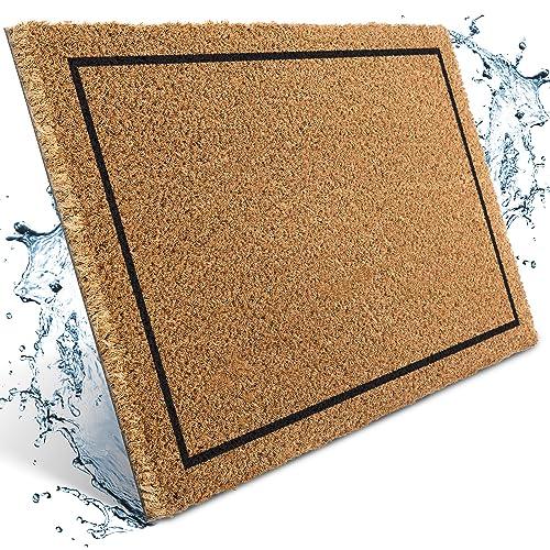 Die robuste Kokos-Fußmatte mit schwarzem Rahmen ist schmutzabweisend und widersteht Wasser und Nässe.