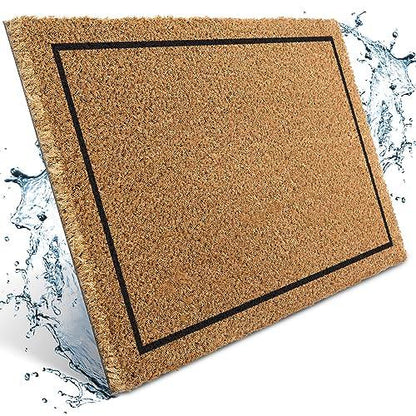 Die robuste Kokos-Fußmatte mit schwarzem Rahmen ist schmutzabweisend und widersteht Wasser und Nässe.