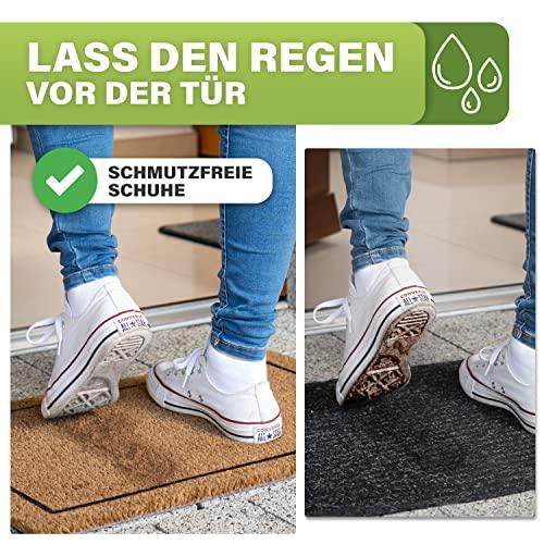 Kokos-Schmutzfangmatte und dunkler Fußabtreter. Zeigt die effektive Reinigung von nassen und schmutzigen Schuhen.