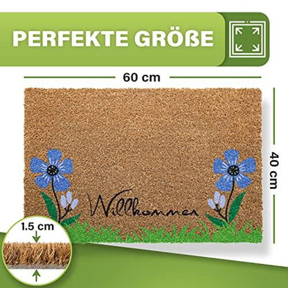 Kokos-Fußmatte mit hellblauen Blumen-Motiv und dem Schriftzug "Willkommen". Maße 60x40 cm und 1,5 cm Florhöhe.