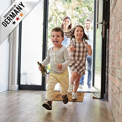 Glückliche Familie mit Kindern im Eingangsbereich mit der unbedruckten Kokos-Fußmatte. Qualität Designed in Germany.