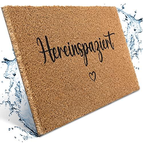 Natürliche Kokos-Fußmatte mit dem Schriftzug "Hereinspaziert" und kleinem Herz-Motiv. Ideal als Geschenk oder für den Eingang