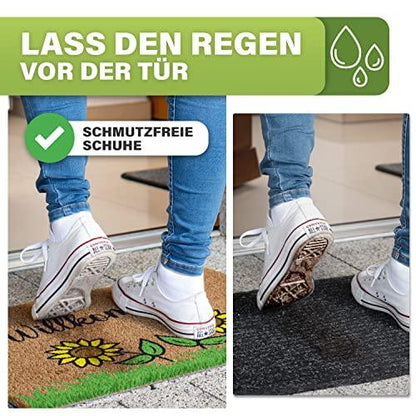 Vergleichsbild: Schuhe werden auf der Kokos-Schmutzfangmatte mit Sonnenblumen-Motiv (links) gereinigt, während die Standardmatte Schmutz zurückhält.