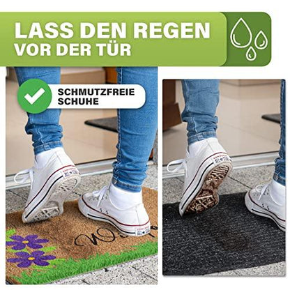 Vergleich der Kokos-Schmutzfangmatte (lila Blumen) mit einer Standardmatte: Schmutzfreie Schuhe dank der saugfähigen und wasserabweisenden Kokosfasern.