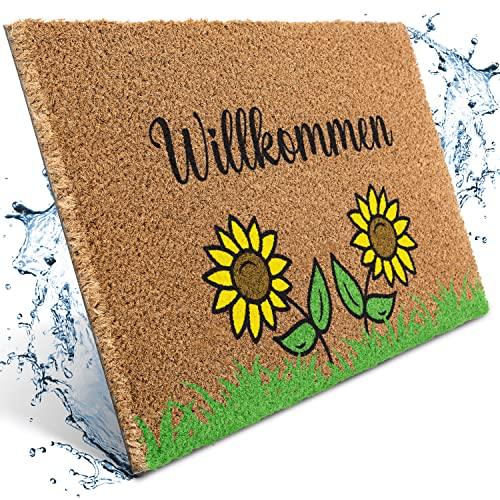 Natürliche Kokos-Fußmatte mit dem Schriftzug "Willkommen" und einem Motiv aus gelben Sonnenblumen und grünem Gras.