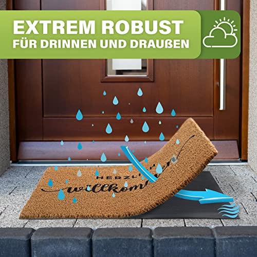 Die extrem robuste Kokosmatte mit "Herzlich willkommen"-Schriftzug ist wetterfest und ideal für drinnen und draußen.