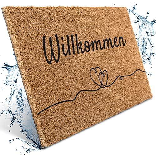 Fußmatte aus Kokos mit dem schwarzen Schriftzug "Willkommen" und einem stilisierten Herzmotiv auf hellem Grund.